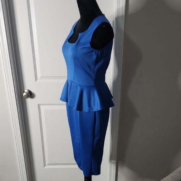 Elegant Blue Sleeveless Dress - Picture 4 of 6